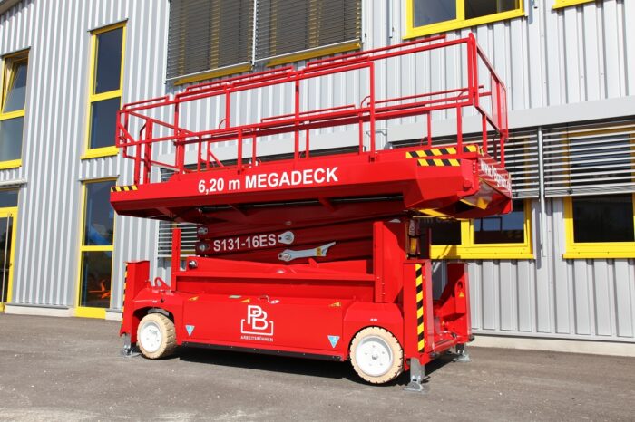 PB Elekro-Scherenbühne mit Mega-Deck und 13 m Arbeitshöhe